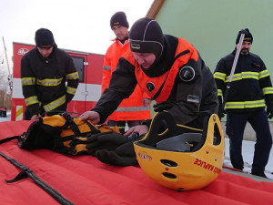 Hasiči cvičí na Lipenské přehradě záchranu probořených z ledu.