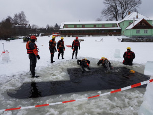 Hasiči cvičí na Lipenské přehradě záchranu probořených z ledu