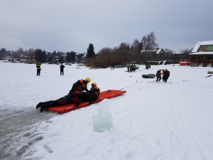 Hasiči cvičí na Lipenské přehradě záchranu probořených z ledu.