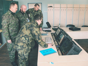 Simulované cíle dodával vojákům během nácviku řízení palby imitátor vzdušné situace PIZZA. Seznámili se s ním i slovenští vojáci, kteří navštívili strakonický útvar.