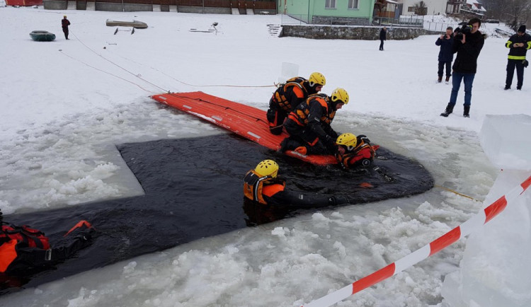 Hasiči cvičí na Lipenské přehradě záchranu probořených z ledu.