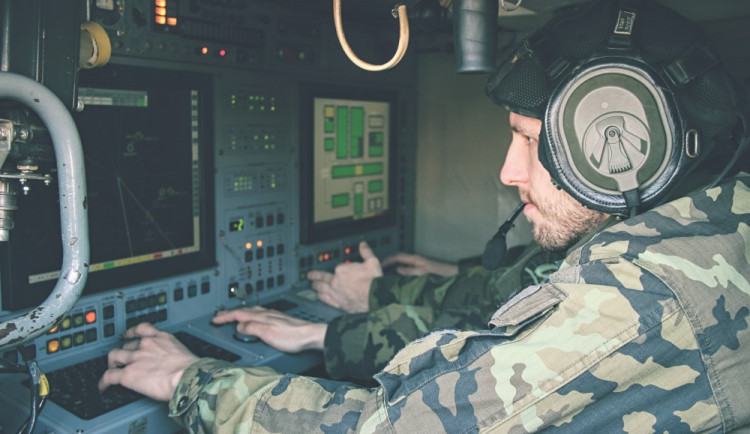 Obsluha řídícího a naváděcího radiolokátoru SURN CZ během výcviku.