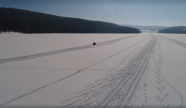 Zamrzlé Lipno otestují běžkaři ve Frymburské stopě