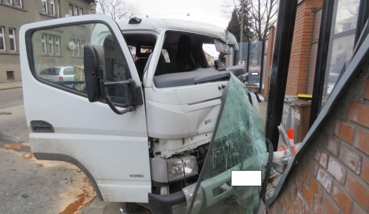 Na Mánesovce byla při dopravní nehodě poničena protihluková zeď, řidič utrpěl lehká zranění