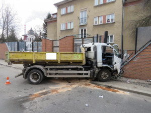 Na Mánesově třídě byla při dopravní nehodě poničena protihluková zeď.