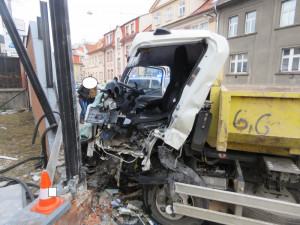 Na Mánesově třídě byla při dopravní nehodě poničena protihluková zeď.