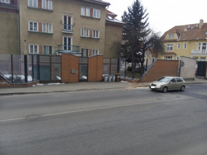 Na Mánesově třídě byla při dopravní nehodě poničena protihluková zeď.