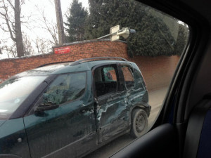 Na Mánesově třídě byla při dopravní nehodě poničena protihluková zeď.