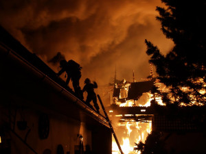 Likvidaci požáru na Jindřichohradecku komplikoval silný mráz