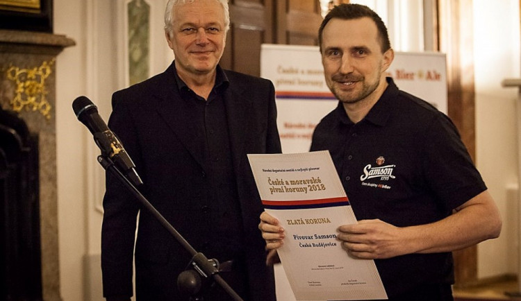 Sládek Pivovaru Samson Radim Lavička (vpravo) s předsedou degustační komise soutěže Janem Šuráněm.