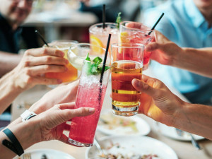 Čtyřem obchodníkům, kteří prodali alkohol či cigarety mladistvým, hrozí až milionová pokuta