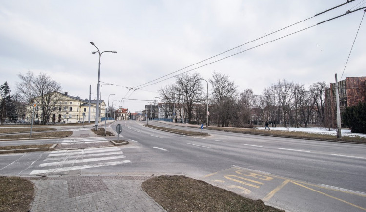 Kvůli přístavbě knihovny má být u Krumlovského mostu na Lidické třídě nová světelná křižovatka.