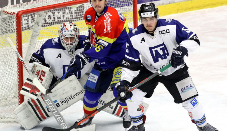 Martin Heřman cloní před Růžičkou, brání jej Choboček