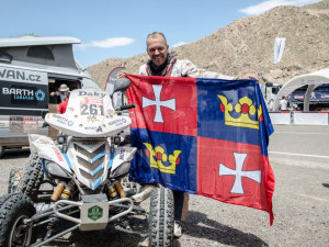 S chvalšinskou vlajkou.