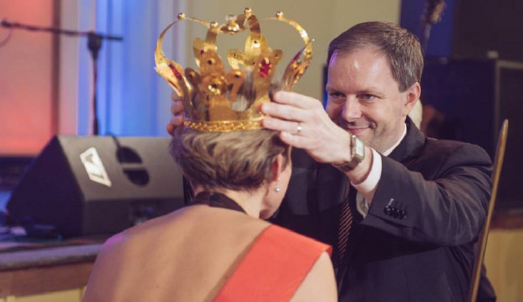 Koruna, kterou získá výherce ankety Zlatý Ámos.