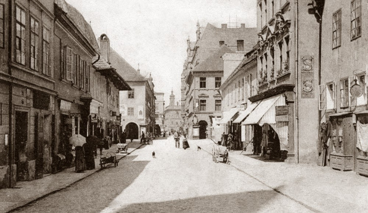Ulice Karla IV. po roce 1900 směrem k náměstí.