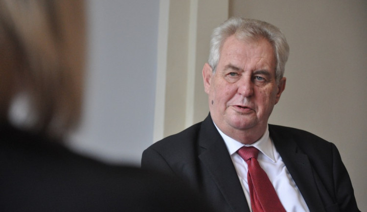 Zeman omilostnil řidiče, který při nehodě zabil manželku a syna