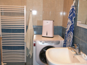 Je mnoho důvodů, proč je dobré, si odvlhčovač pořídit. Omezuje tvorbu alergenů, jako jsou roztoči a plísně. V koupelnách, kde není možné aktivně větrat, se netvoří plísně, ručníky tam vysychají a nezatuchnou.