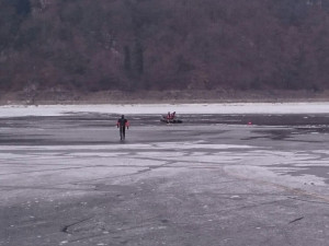 Policisté pátrají na vodní nádrži Orlík po zmizelém bruslaři.