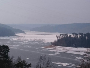 Policisté pátrají na vodní nádrži Orlík po zmizelém bruslaři.