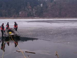 Policisté pátrají na vodní nádrži Orlík po zmizelém bruslaři.
