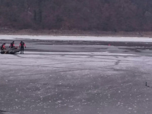 Policisté pátrají na vodní nádrži Orlík po zmizelém bruslaři.