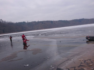 Policisté pátrají na vodní nádrži Orlík po zmizelém bruslaři.