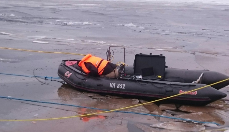 Policisté pátrají na vodní nádrži Orlík po zmizelém bruslaři.