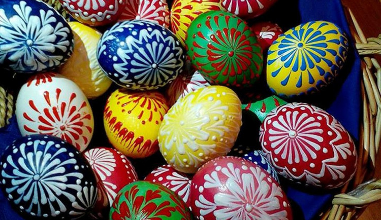 Malovaná a zdobená vajíčka patří neodmyslitelně k Velikonocům.