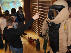 Děti také zaujalo povídaní pyrotechniků o nasazení v Afghánistánu