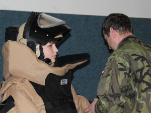 Práce pyrotechnika není nic lehkého - jeho oblek váží 40 kilogramů (2)