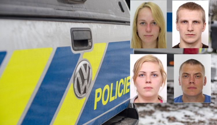 Policie pátrá po pětici podvodníků.