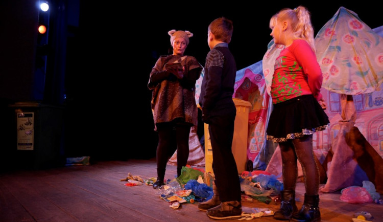 Talentované psí štěně Balynka naučilo třídit za deset divadelních sezón více než tři sta tisíc dětí.