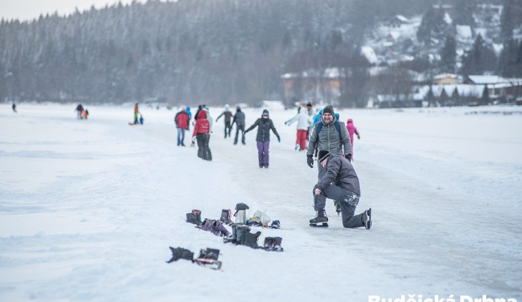 Ledová magistrála na lipenské přehradě ukončila provoz. Kvůli oteplení se na led na řadě míst dostala voda a dráha není bezpečná.