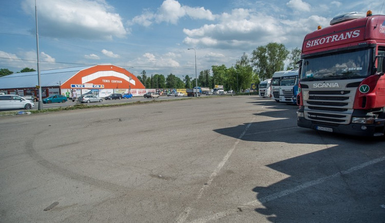 Místo kamionů Na Dlouhé louce v Českých Budějovicích budou parkovat osobní auta.