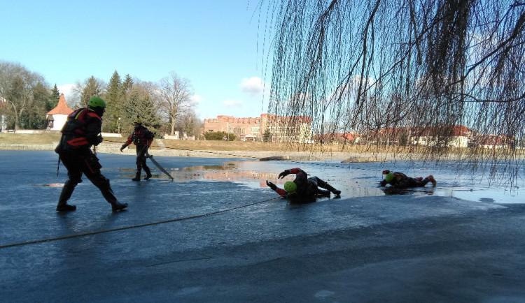 Písečtí profesionální hasiči  letos naposledy cvičili záchranu ze zamrzlých ploch