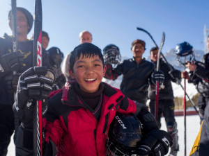 VIDEO: Děti v Himalájích uctívají boha Jágrlámu i díky Budějčákovi, který je učil hrát hokej
