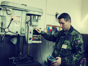 Praporčík Václav Kučera názorně předvedl, jak probíhá kontrola izolačního stavu pracovního stroje.