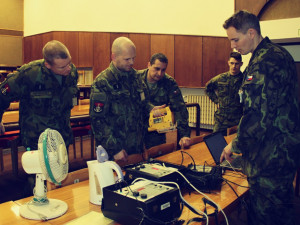 Praktické ukázky a nácviky pomáhají účastníkům kurzu lépe vstřebat náročnou teorii.