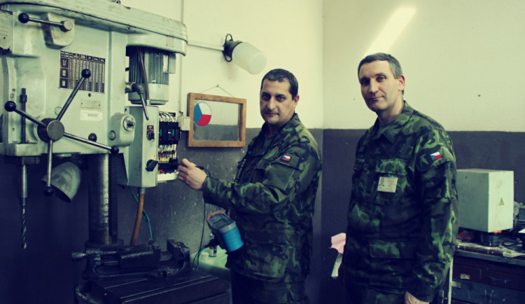 Rotmistr Jan Špilauer a praporčík Václav Kučera (zleva) během praktického nácviku.