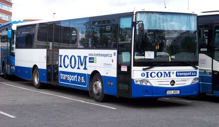 Řidič autobusu našel tašku plnou peněz. Všechno vrátil původnímu majiteli