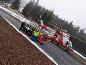 Na Kramolíně spadl z lanovky osmiletý chlapec. Letěl pro něj vrtulník