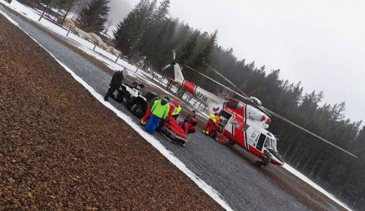 Pro osmiletého chlapce letěl na Kramolín vrtulník.