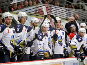 Jaromír Jágr odehrál jen pár úvodních sekund a zbytek duelu strávil na kladenské střídačce