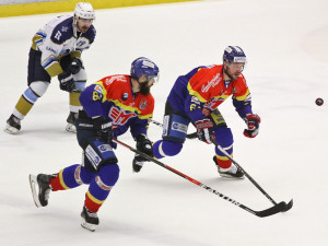 Jediný českobudějovický střelec Petr Vampola míří za letícím kotoučem, v popředí kapitán Motoru Zdeněk Kutlák