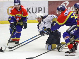 Matěj Pekr zakončuje v kleče, bráněný Filipem Novákem (vlevo) a Václavem Nedorostem