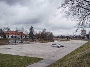 Parkování na náplavce se odsouvá. Město vypisuje nové výběrové řízení