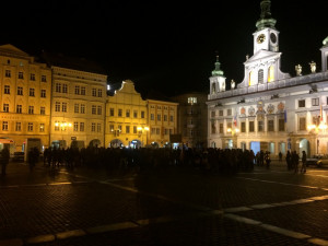 Lidé přišli na budějcké náměstí podpořit demonstraci za zachování svobody slova a médií