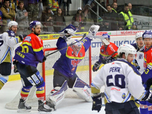 Nepřehledná situace před Kváčou, kdy puk padal z výšky před jeho svatyni