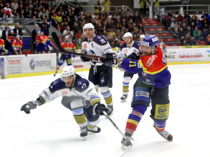Střelec úvodní branky Motoru Miloslav Čermák, vlevo Petr Štindl